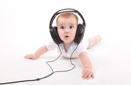 Bebé con auriculares.