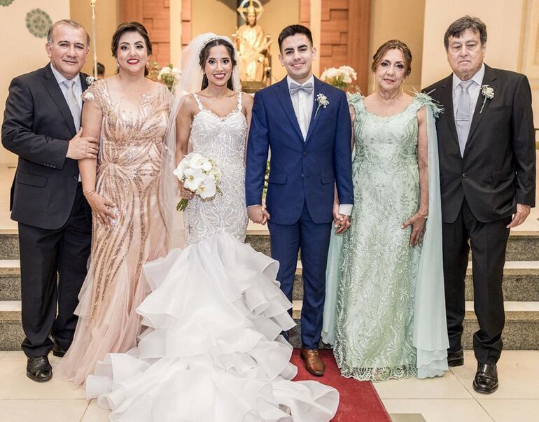 Los padrinos Silver Ramírez González y María Auxiliadora Orué Da Silva; Mirta Benítez Mongelós y Juan Carlos Díaz Bordón.