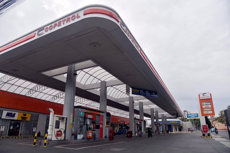 Estación de servicio Copetrol con estructura moderna, toldo grande y letreros de promociones; cielo nublado al fondo.