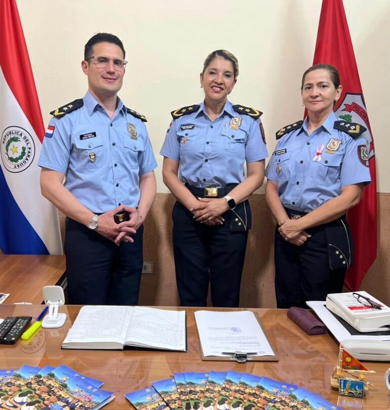 De izquierda a derecha, comisario Juan Fretes, comisaria general inspector María Agustina Achucarro de Fernández y la comisaria principal Cynthia Lamar Ferreira. 