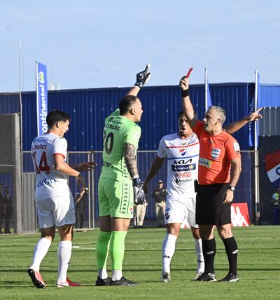 Momento en que el árbitro Carlos Paul Benítez, exhibe la tarjeta roja al guardameta de Nacional, Santiago Rojas, tras impedir una situación manifiesta de gol a Luis Abreu.
