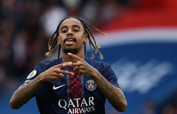 Paris Saint-Germain's French forward #29 Bradley Barcola celebrates after scoring his team's second goal during the French L1 football match between Paris Saint-Germain (PSG) and RC Lens at the Parc des Princes stadium in Paris, on September 14, 2025. (Photo by FRANCK FIFE / AFP)