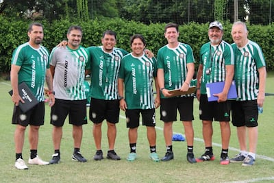 Los gerentes Miguel Pavani y Roberto Miguel Acuña, con los componentes del cuerpo técnico de Rubio Ñu, comandado por Gustavo Eliseo Morínigo.
