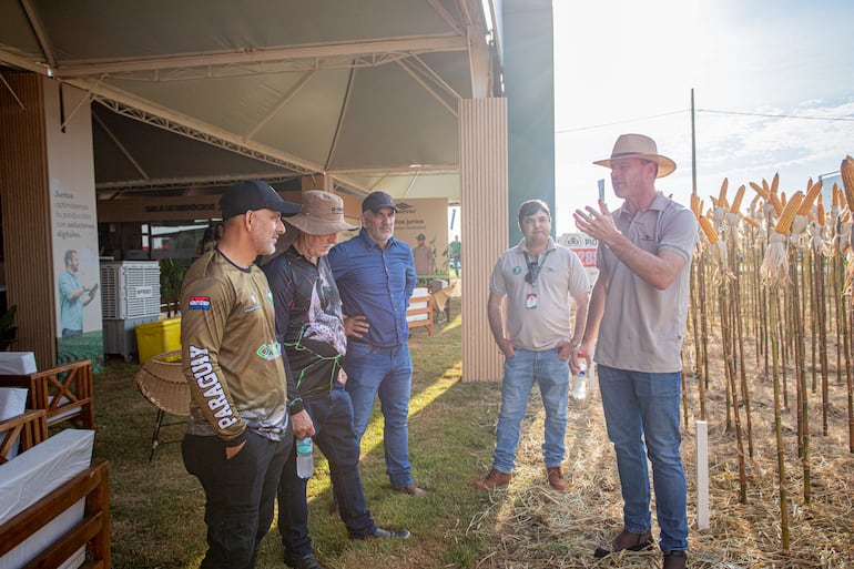 Productores visitando el stand de Agrotec en la Feria Innovar 2026.