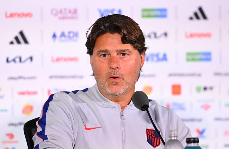 El director técnico argentino de EE.UU., Mauricio Pochettino, habla durante una conferencia de prensa en el Estadio de Los Ángeles, en Los Ángeles, en la víspera del partido de fútbol de la Copa del Mundo 2026 entre EE.UU. y Paraguay.