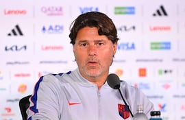 El director técnico argentino de EE.UU., Mauricio Pochettino, habla durante una conferencia de prensa en el Estadio de Los Ángeles, en Los Ángeles, en la víspera del partido de fútbol de la Copa del Mundo 2026 entre EE.UU. y Paraguay.