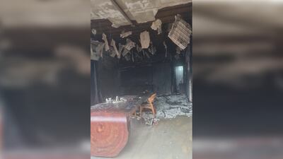 El fuego se propagó rápidamente, provocando la muerte de una mujer y dejando daños materiales.