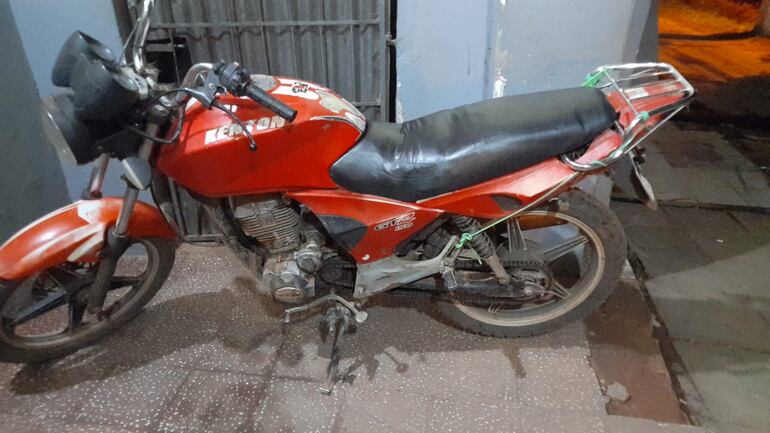 Motocicleta hurtada recuperada por la Policía.