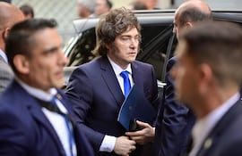 El presidente de Argentina, Javier Milei (c).