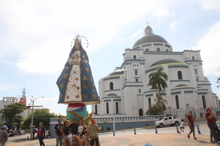 La escultura de la Virgen, ubicada detrás de la basílica, atrae a numerosos turistas que llegan para admirarla y tomarse fotografías.