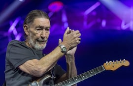 El músico británico Chris Rea falleció hoy a los 74 años. Entre sus grandes éxitos está el tema navideño "Driving Home for Christmas".