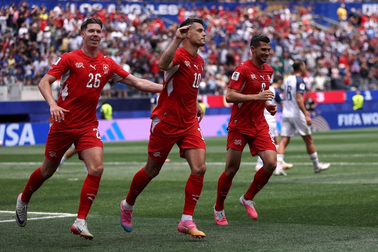 Granit Xhaka de Suiza celebra con sus compañeros de equipo Cedric Itten y Remo Freuler tras anotar el cuarto gol del equipo durante el partido del Grupo B de la Copa Mundial de la FIFA 2026 entre Suiza y Bosnia y Herzegovina en el Los Angeles Stadium.