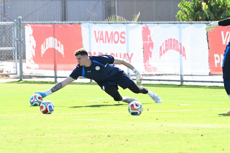 Orlando Gill sería nuevamente el portero de la seleccíón nacional el viernes frente a Turquía.