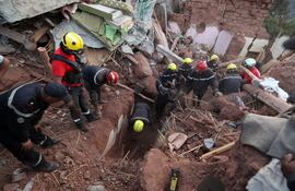 Prosigue el trabajo de remoción de escombros tras el fuerte terremoto en Marruecos) EFE/EPA/MOHAMED MESSARA.