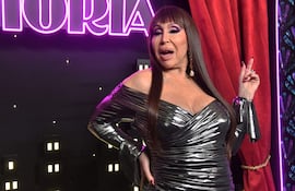La actriz y presentadora argentina Moria Casán, conocida como La One, posa en la alfombra roja de la serie inspirada en su vida. (EFE/ Enrique García Medina)