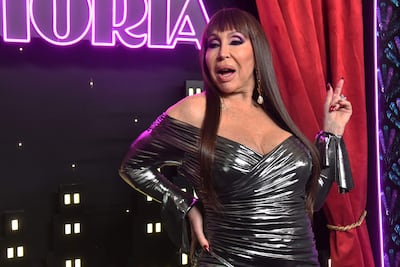 La actriz y presentadora argentina Moria Casán, conocida como La One, posa en la alfombra roja de la serie inspirada en su vida. (EFE/ Enrique García Medina)