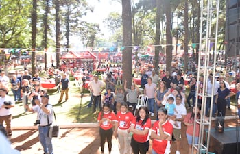Una masiva concurrencia en la Gobernación de Alto Paraná en la Comilona de Teletón.