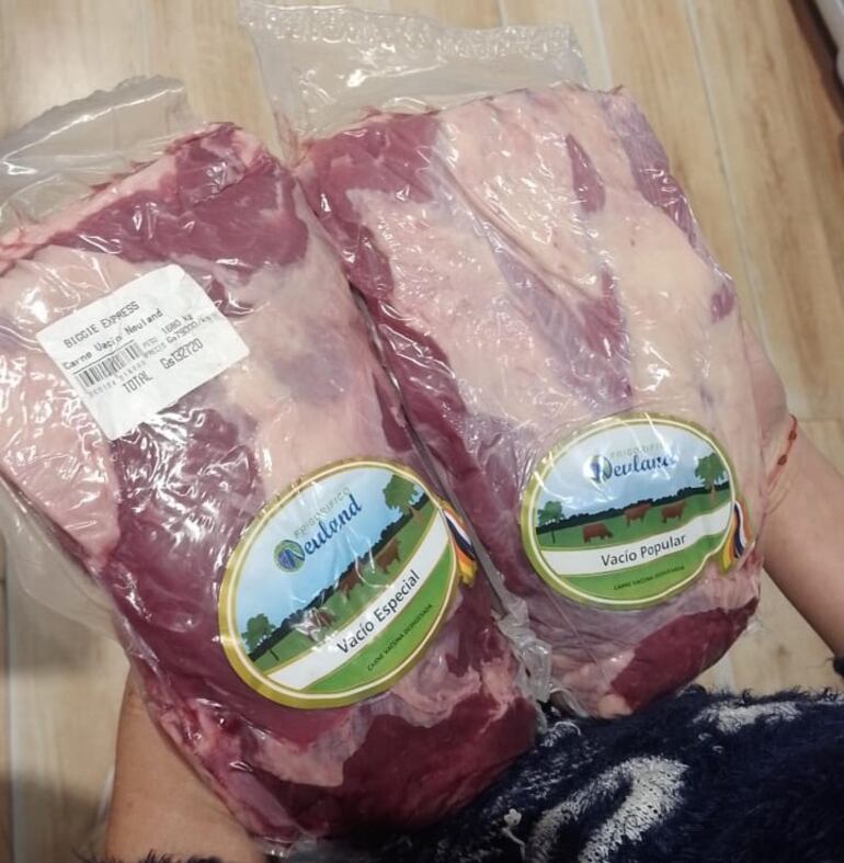 Los paquetes de carne que intentó hurtar el hombre.