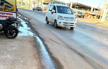 En Carapeguá, los vecinos ubicados sobre la ruta PY01, barrio Virgen del Carmen, piden solución al problema de aguas servidas que riegan la capa asfáltica.