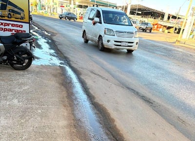 En Carapeguá, los vecinos ubicados sobre la ruta PY01, barrio Virgen del Carmen, piden solución al problema de aguas servidas que riegan la capa asfáltica.