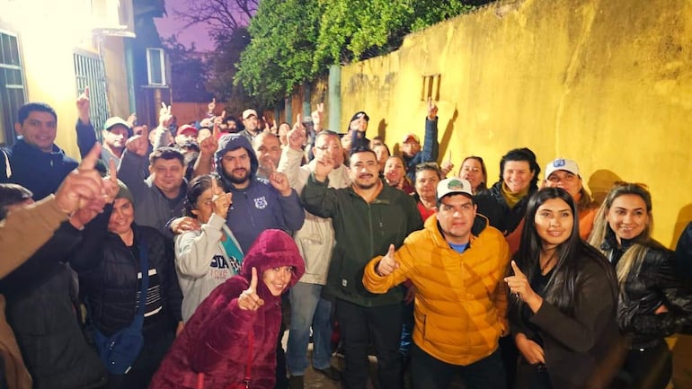 Concejales no pudieron sesionar en la Junta Municipal, mientras el intendente renunciante Gustavo Penayo Arce (ANR-HC) permanecía en el interior junto a sus correligionarios.