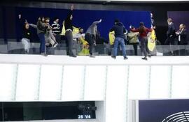 partidarios de Abdullah Ocalan, líder del Partido de los Trabajadores del Kurdistán (PKK), irrumpen en una sesión plenaria del Parlamento Europeo en Estrasburgo (Francia) el 15 de febrero de 2023, exigiendo su puesta en libertad