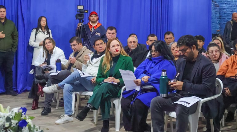 Primera sesión del Directorio del Partido Liberal Radical Auténtico (PLRA) presidida por Alcides Riveros.