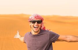 Turista en el desierto de Omán.