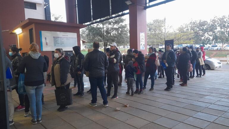 Pacientes y familiares de pacientes soportan el frío en el Hospital de Clínicas.