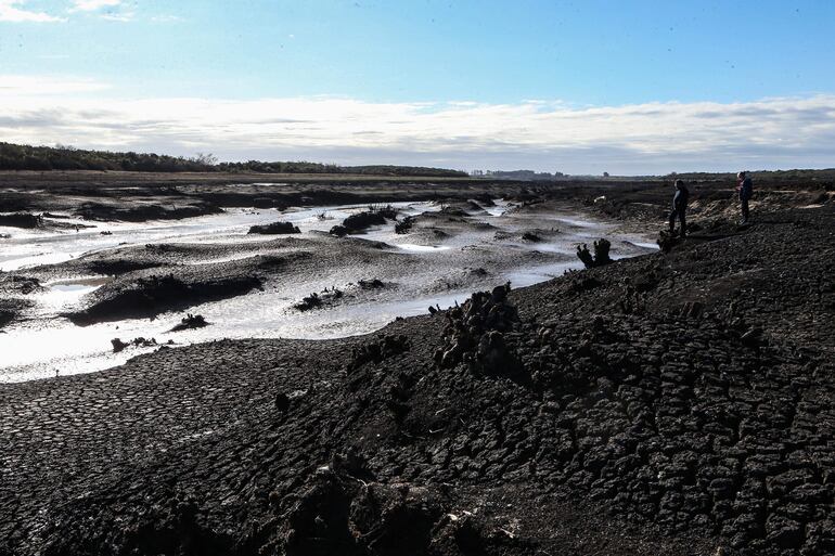 Embalse Paso Severino afectado por la sequía, en Canelones (Uruguay). 
