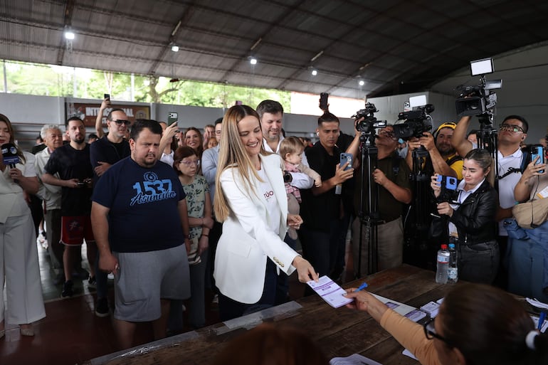 La candidata de la alianza Juntos por Asunción, Soledad Núñez, cuando depositó su voto.