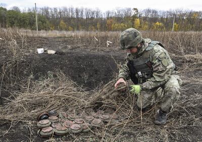 Un soldado ucraniano despeja un campo minado cerca de Járkov, Ucrania, el pasado 24 de octubre.