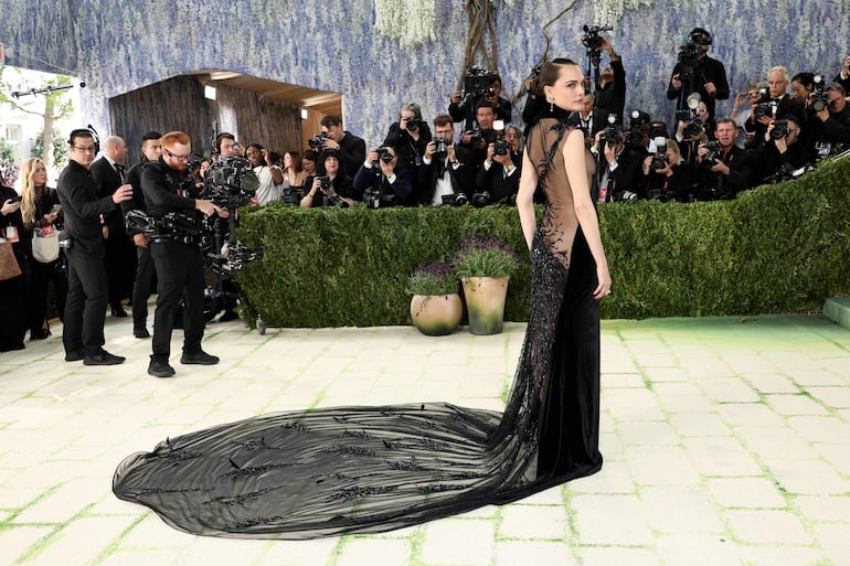 Cara Delevingne llegó con un sofisticado look "Total Black" de Burberry a la Met Gala 2026. (Jamie McCarthy/Getty Images/AFP)
