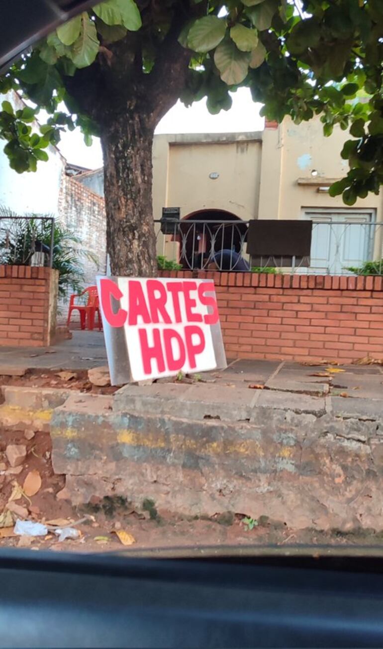 Una vivienda amaneció con una dedicatoria al expresidente Horacio Cartes.