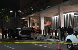 Armas de grueso calibre incautadas en la camioneta de Philipp Kolberg frente a la embajada de Estados Unidos.