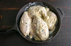 Pollo marinado en yogur y especias.