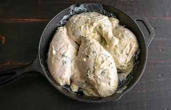 Pollo marinado en yogur y especias.