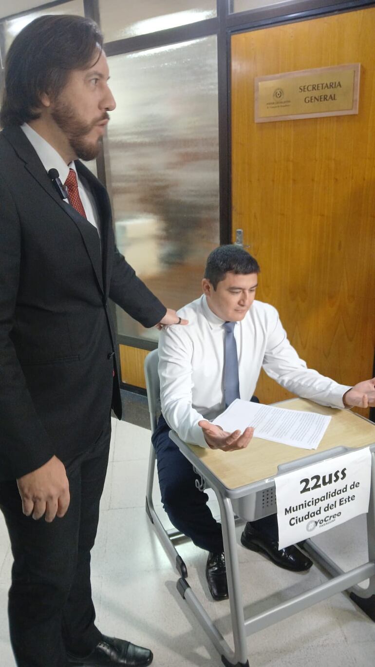 Senadores José Oviedo y Ruben Velazquez exponen pupitres de licitación suspendida por el DNCP y hablan de sobrefacturación de Itaipú