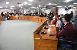 Pleno de la Junta Municipa de Asunción en la sesión extraordinaria de este domingo, en la que la oposición y la disidencia lograron el rechazo del Balance 2025.