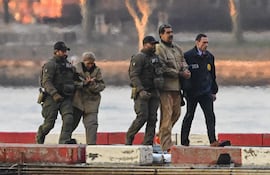 El expresidente de Venezuela, Nicolás Maduro (a la derecha, en el centro) es escoltado por las fuerzas de seguridad de Estados Unidos. (archivo)