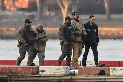 El capturado presidente de Venezuela, Nicolás Maduro (centro, al frente) y su esposa, Cilia Flores (más atrás) en el helipuerto de Wall Street, en Nueva York.