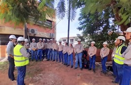Fotografía de funcionarios de la ANDE en Caacupé.