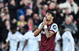 (FILES) West Ham United's Brazilian midfielder #10 Lucas Paqueta reacts following the second goal scored by Nottingham Forest's Swedish midfielder #21 Anthony Elanga (unseen) during the English Premier League football match between West Ham United and Nottingham Forest at the London Stadium, in London on November 12, 2023. West Ham midfielder Lucas Paqueta has been cleared of alleged breaches of Football Association betting rules by an independent regulatory commission, his club announced on July 31, 2025. (Photo by JUSTIN TALLIS / AFP) / RESTRICTED TO EDITORIAL USE. No use with unauthorized audio, video, data, fixture lists, club/league logos or 'live' services. Online in-match use limited to 120 images. An additional 40 images may be used in extra time. No video emulation. Social media in-match use limited to 120 images. An additional 40 images may be used in extra time. No use in betting publications, games or single club/league/player publications. /