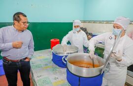Ministro Tadeo Rojas durante una entrega de alimentos de Hambre cero.