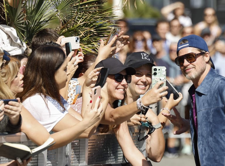 El icónico actor Brad Pitt posó feliz de la vida con sus fans a su llegada al Festival de Cine de San Sebastián. (EFE/Juan Herrero)