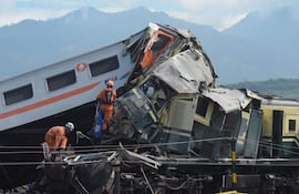 Los equipos de búsqueda y rescate trabajan en el lugar donde dos trenes chocaron en Cicalengka, provincia de Java Occidental.