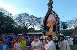 Procesión de la imagen de la Virgen de Schoenstatt en el santuario de Tupãrenda.