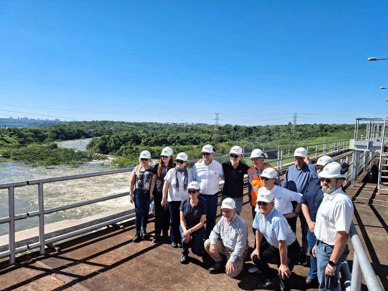 Evalúan avances del programa de modernización en la Central Acaray
