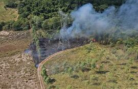 Supuesto sabotaje a la línea de transmisión de 500 kV de la ANDE, entre los distritos Tobati y 1° de marzo. Fue el lunes último, según informó la ANDE.