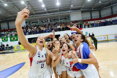 Las panteritas festejando a todo pulmón el triunfo contra Brasil y el pasaje al FIBA AmeriCup 2026.